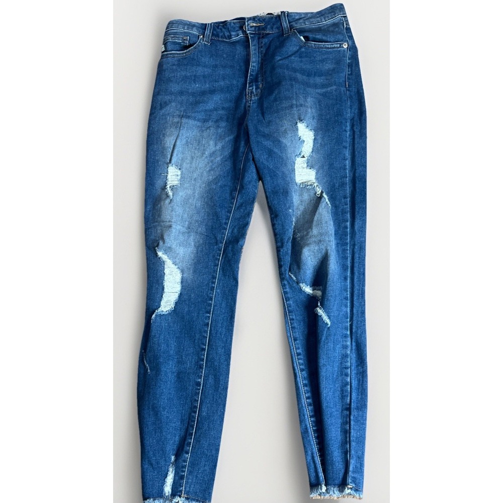 Signature Twenty Four Women's Size 30 Distressed Slim Leg‎ Jeans Med Wash